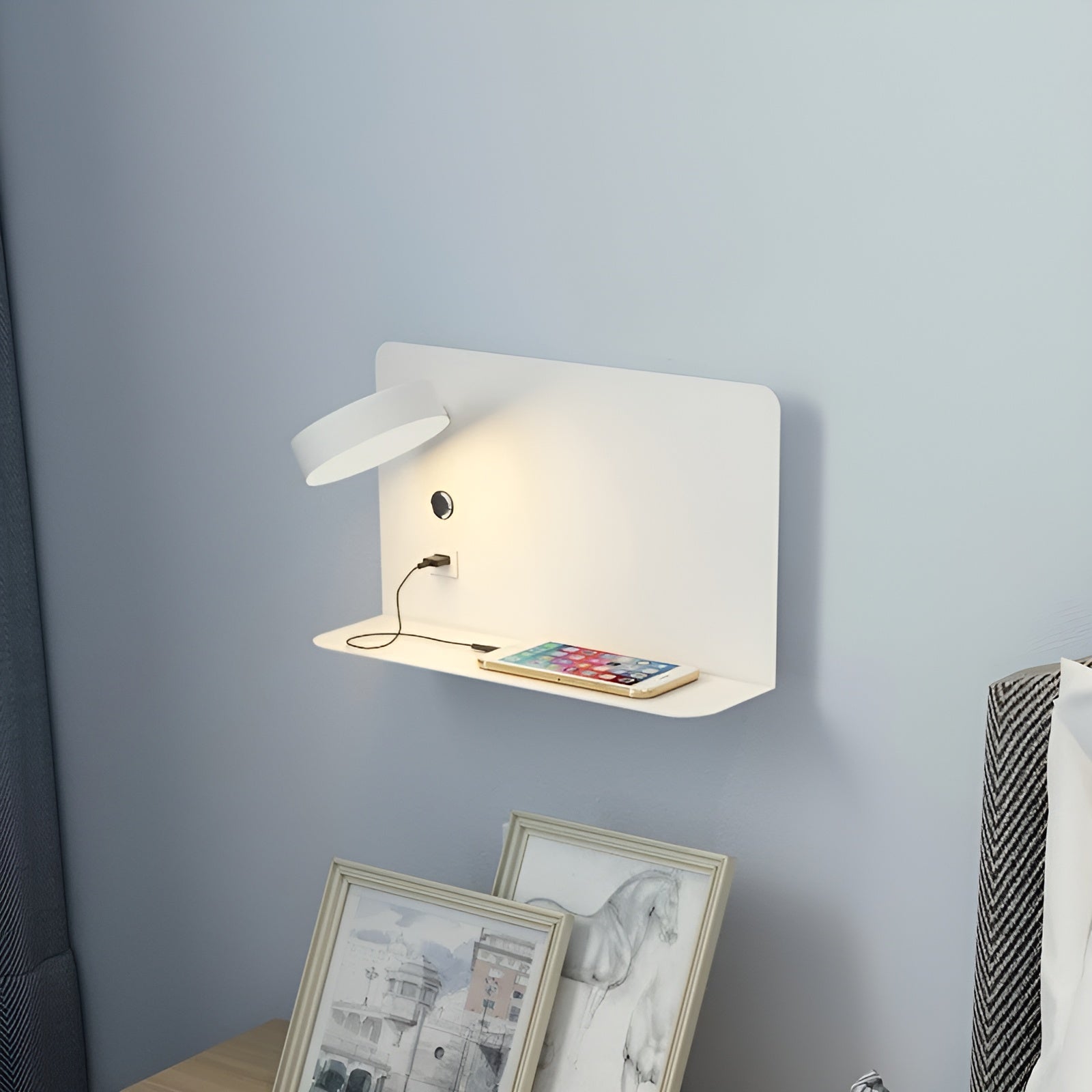Elegant veggbelysning med justerbar arm, USB-lader og bryter. Passer perfekt som stemningslys.