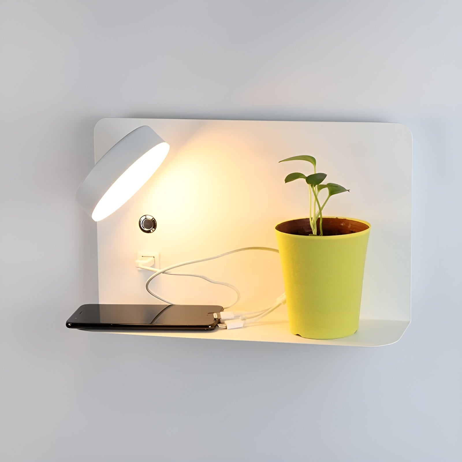 Minimalistisk vegglampe i svart med praktisk USB-port og bryter for enkel betjening. Smart belysning.