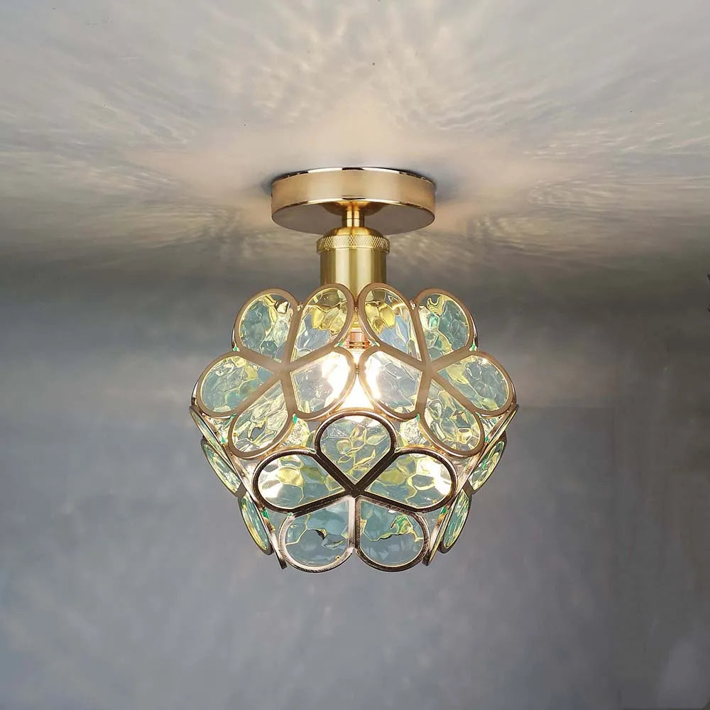 Dekorativ taklampe med vakkert blomsterdesign; ideell for moderne stue og gang.