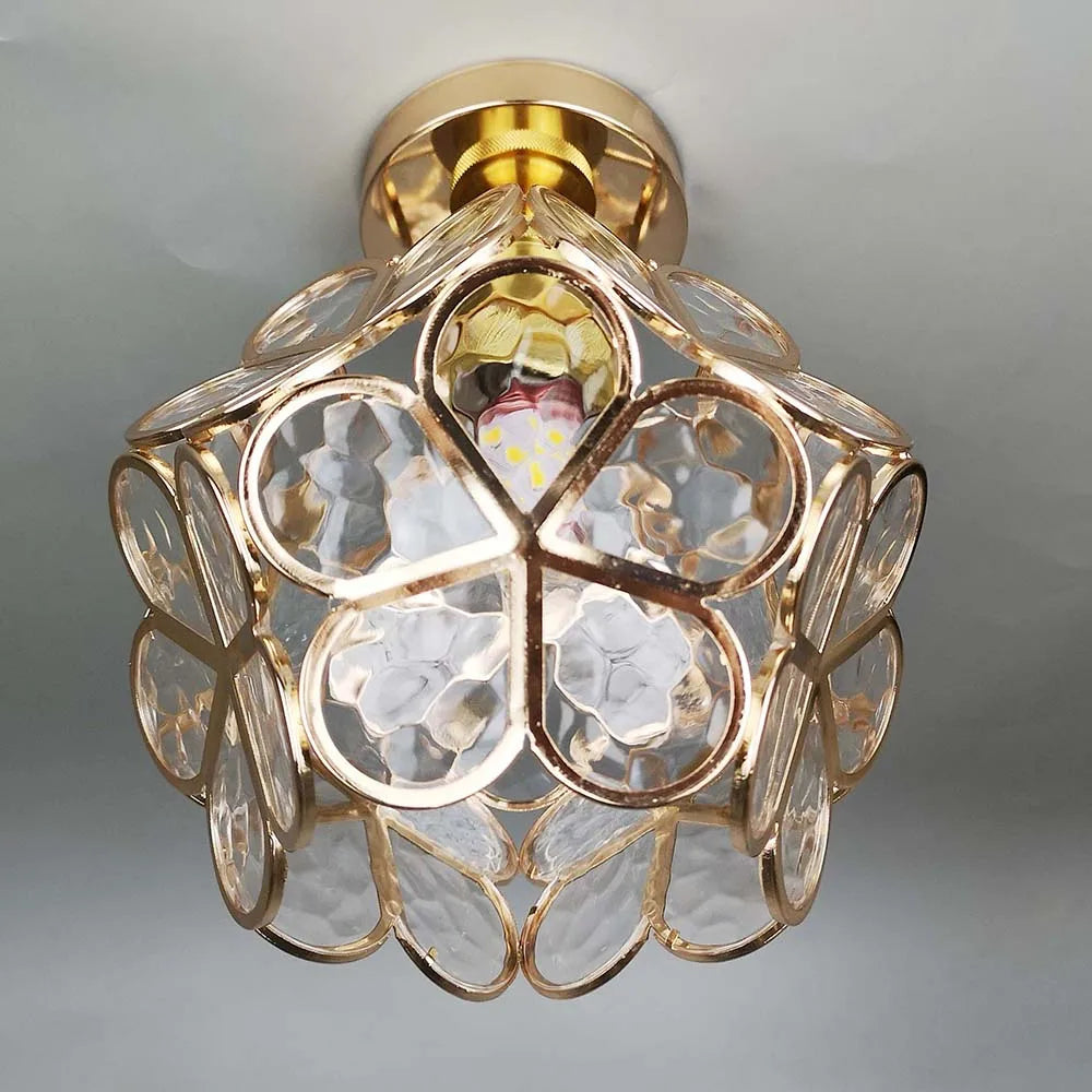 Taklampe i unikt blomsterdesign; gir dekorativt og funksjonelt innendørslys.