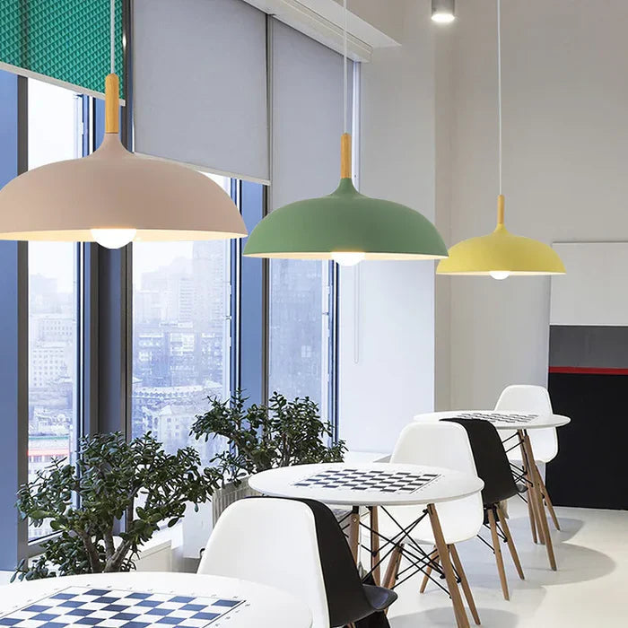 Elegant skandinavisk designlampe, justerbar for koselig lys i moderne interiør, hvit/minimalistisk.