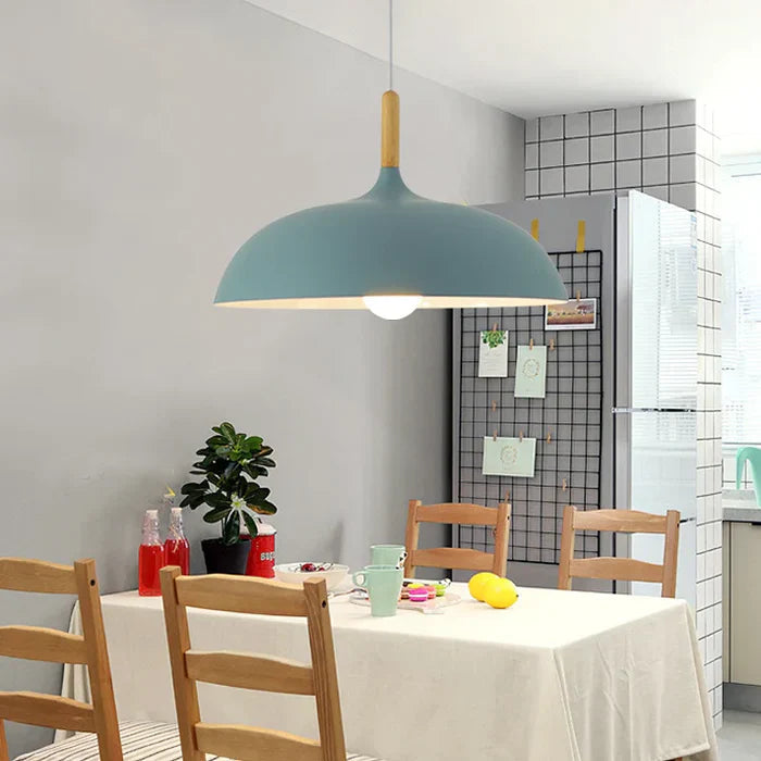 Taklampe for stue, gir koselig og moderne belysning, skandinavisk stil for en innbydende atmosfære.