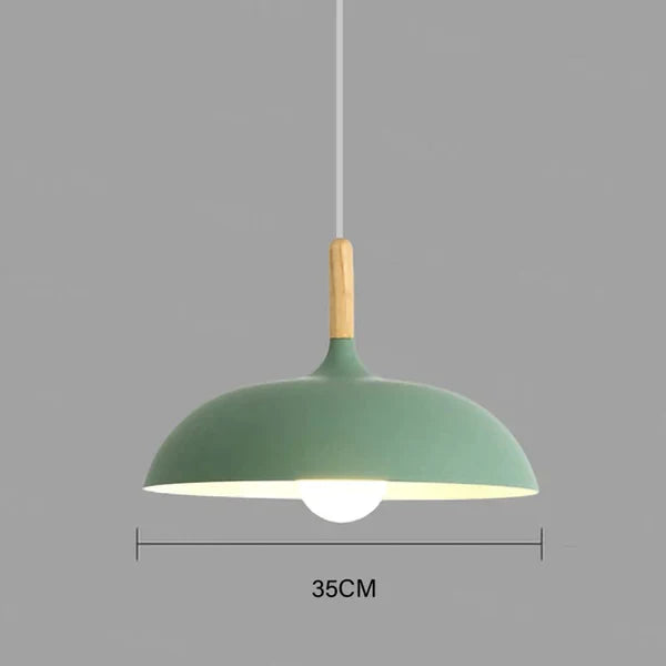 Justerbar taklampe i moderne skandinavisk stil, gir varmt og koselig lys til ethvert rom i hjemmet.