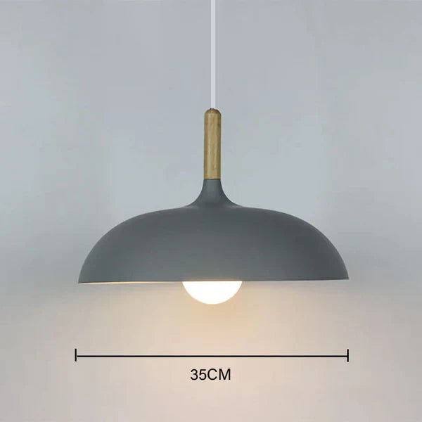 Funksjonell og dekorativ taklampe, skandinavisk design med justerbart lys, perfekt for moderne hjem.