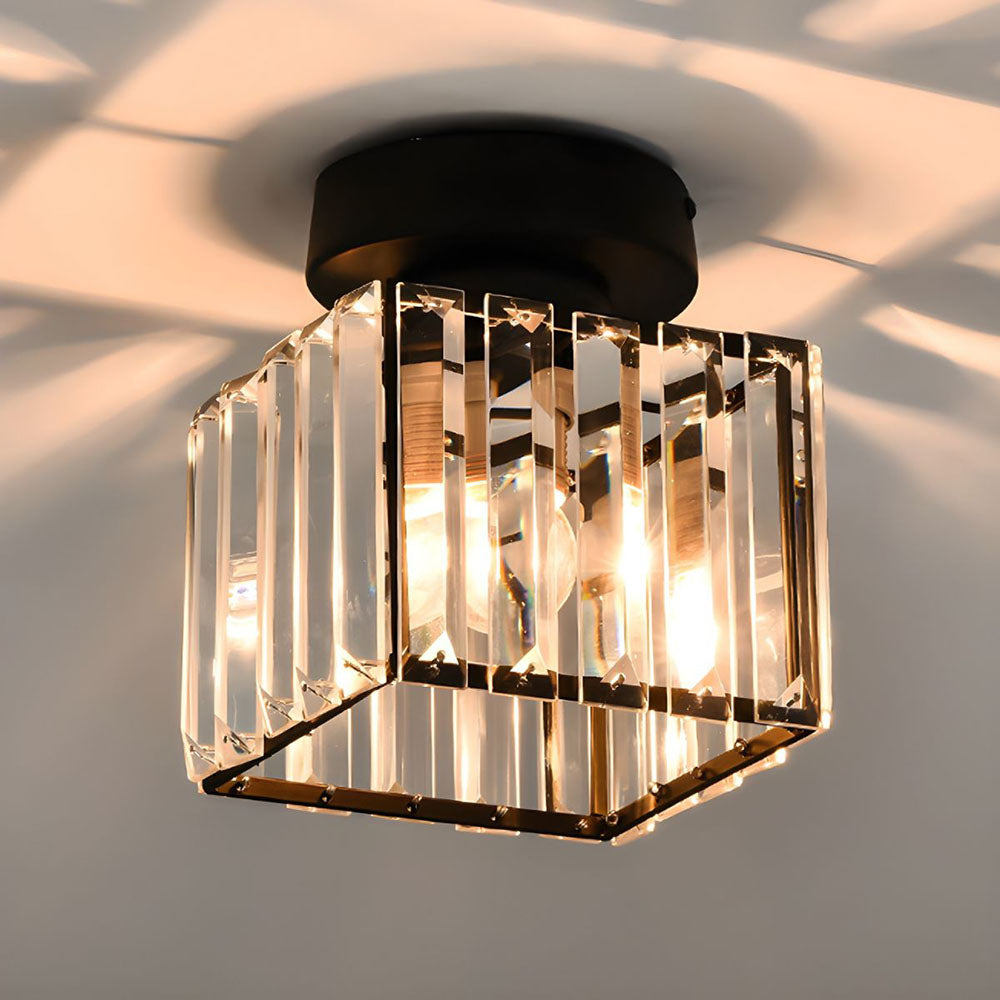 Designlampe for tak med glitrende detaljer, fremhever moderne hjemmeinnredning.