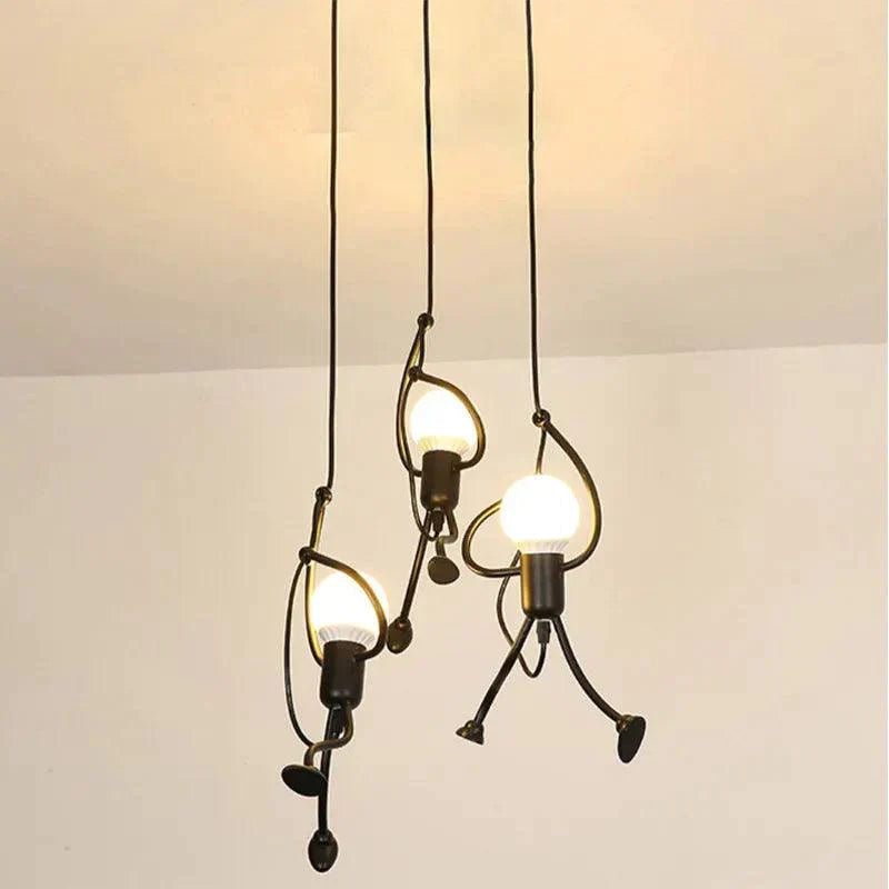 Svart, moderne taklampe med justerbar arm. LED designlampe tilbyr kreativ interiørbelysning til soverom.