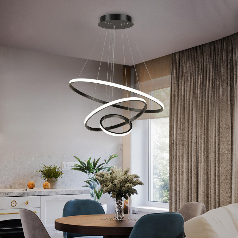 "Moderne taklampe med justerbare lysmoduser, minimalistisk design av tre ringer i aluminium."