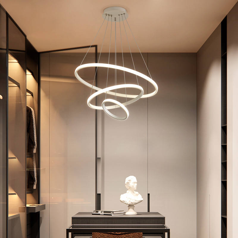 "Moderne taklampe med justerbare lysmoduser, minimalistisk design av tre ringer i aluminium."