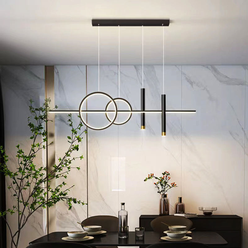 "Moderne taklampe med tre ringer, stilren og justerbar belysning, perfekt for minimalistisk interiør."