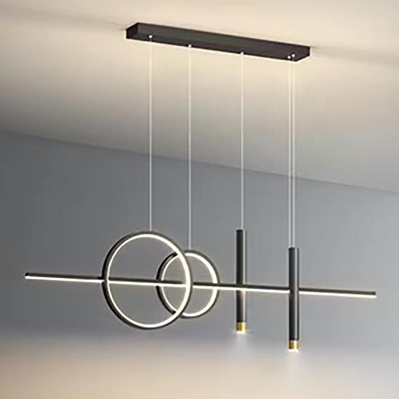 "Moderne taklampe med tre ringer, stilren og justerbar belysning, perfekt for minimalistisk interiør."