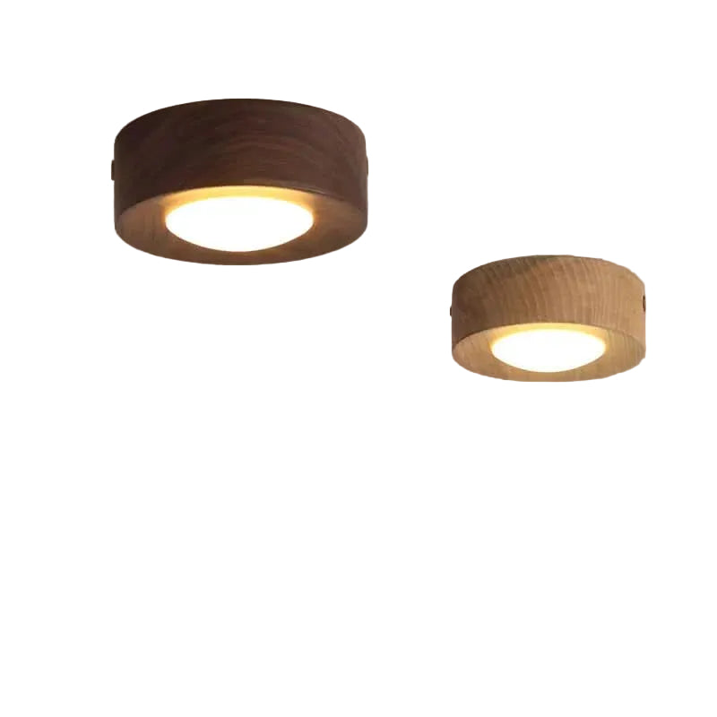 Moderne taklampe med varm LED & elegant valnøtt-look. Perfekt som dimbar stuebelysning.