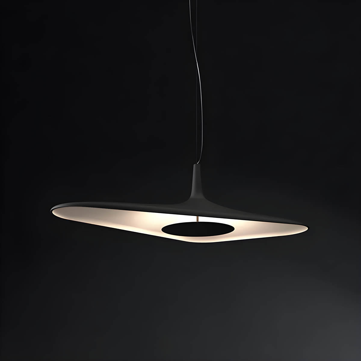 "Moderne TIPI pendellampe med unik design, slank form i hvit harpiks, perfekt for elegant innredning. Taklampe LED."