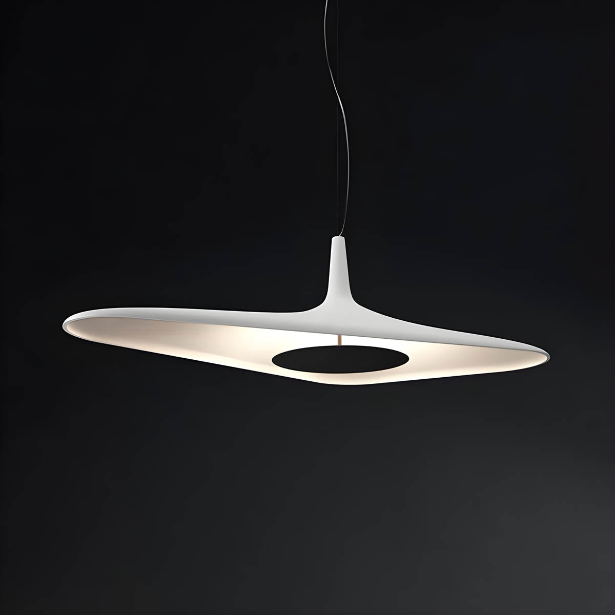 "Moderne TIPI pendellampe med unik design, slank form i hvit harpiks, perfekt for elegant innredning. Taklampe LED."