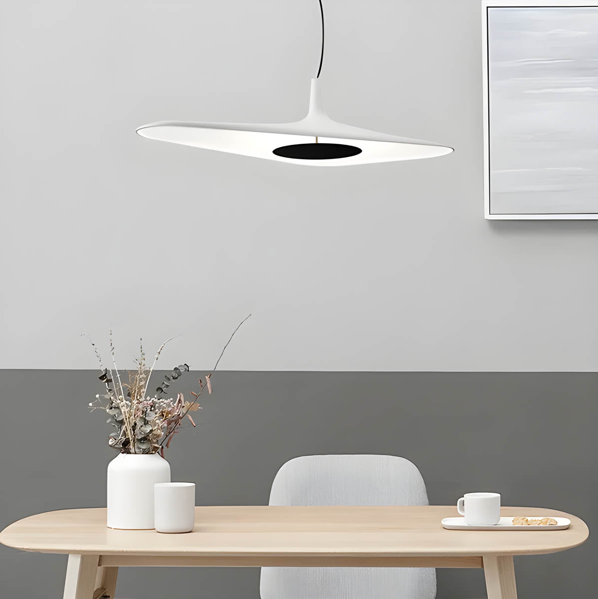 "Moderne TIPI pendellampe med unik design, slank form i hvit harpiks, perfekt for elegant innredning. Taklampe LED."