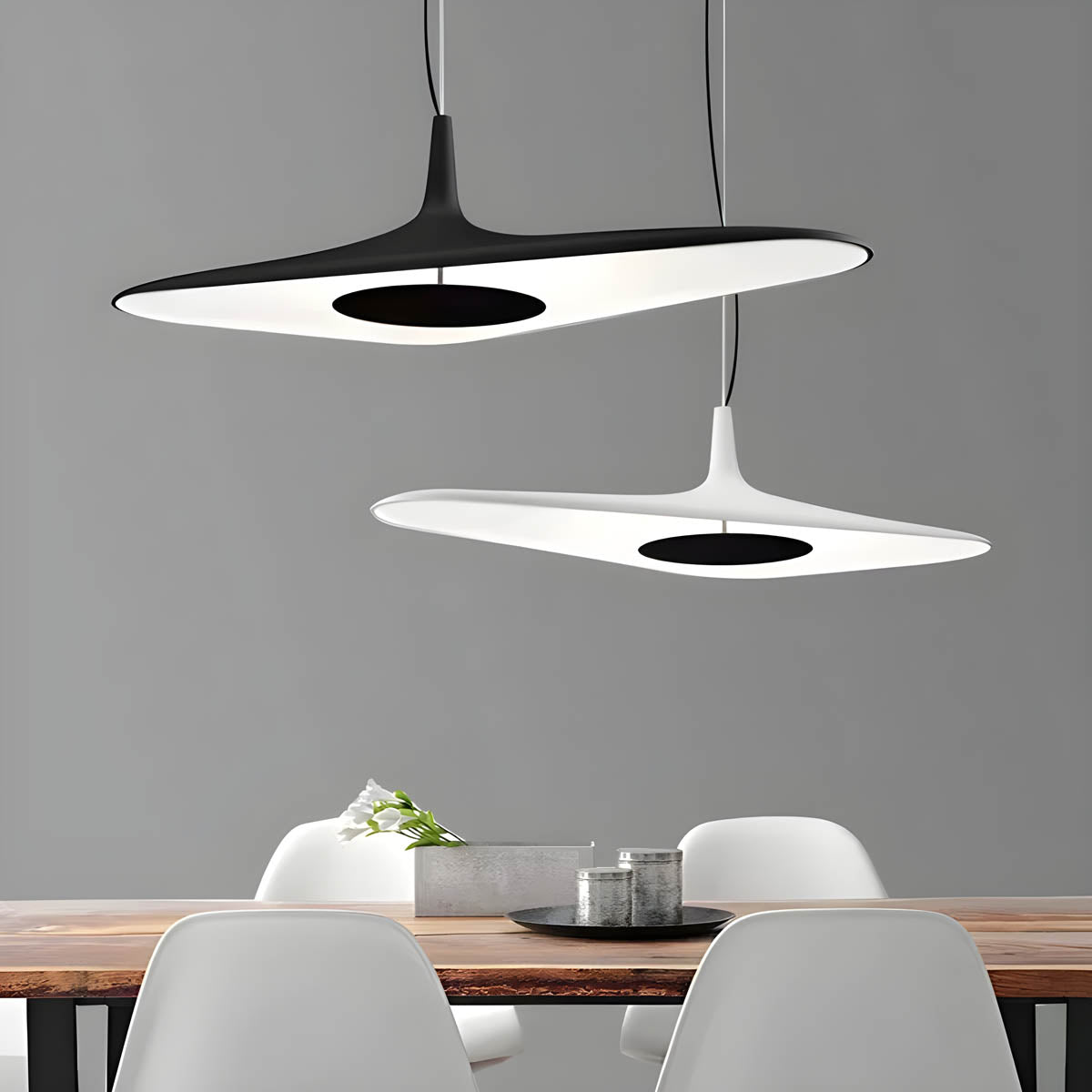 "Moderne TIPI pendellampe med unik design, slank form i hvit harpiks, perfekt for elegant innredning. Taklampe LED."