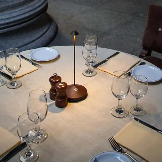 Elegant moderne LED bordlampe, trådløs og oppladbar. Perfekt stemningslys for terrasse eller stue.