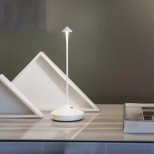 Fleksibel LED bordlampe; trådløs og vanntett. Ideell som terrasselampe eller innendørs aksentlys.