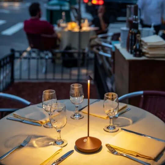 Moderne trådløs LED bordlampe. Oppladbar, dimbar og vanntett. Perfekt for ute/inne stemningslys.