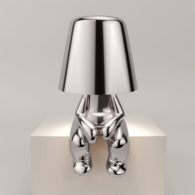 "Moderne trådløs bordlampe i minimalistisk stil med justerbart, varmt lys og energibesparende funksjon."