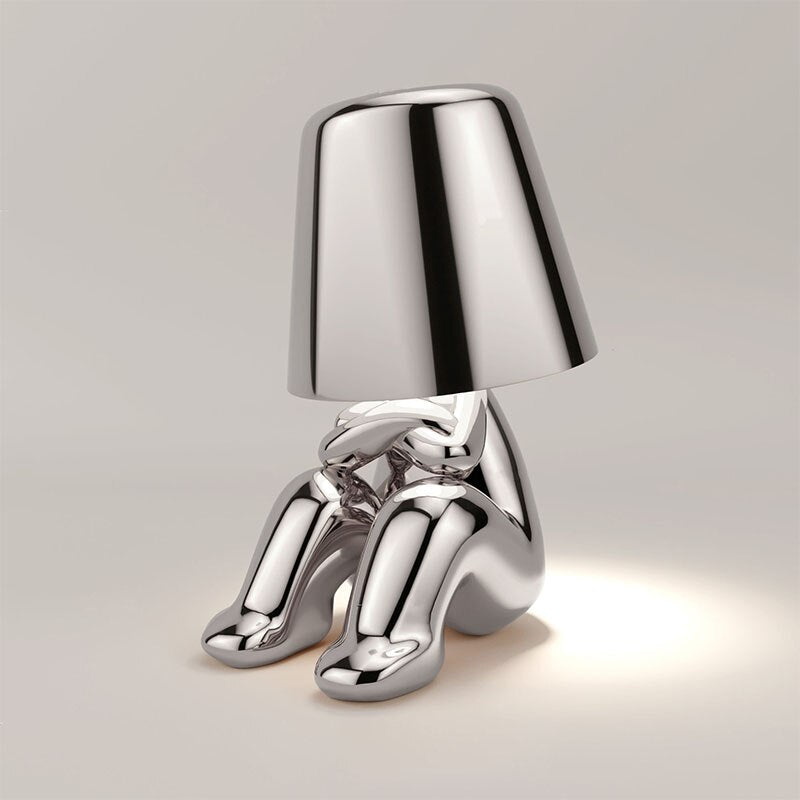 "Moderne trådløs bordlampe i minimalistisk stil med justerbart, varmt lys og energibesparende funksjon."