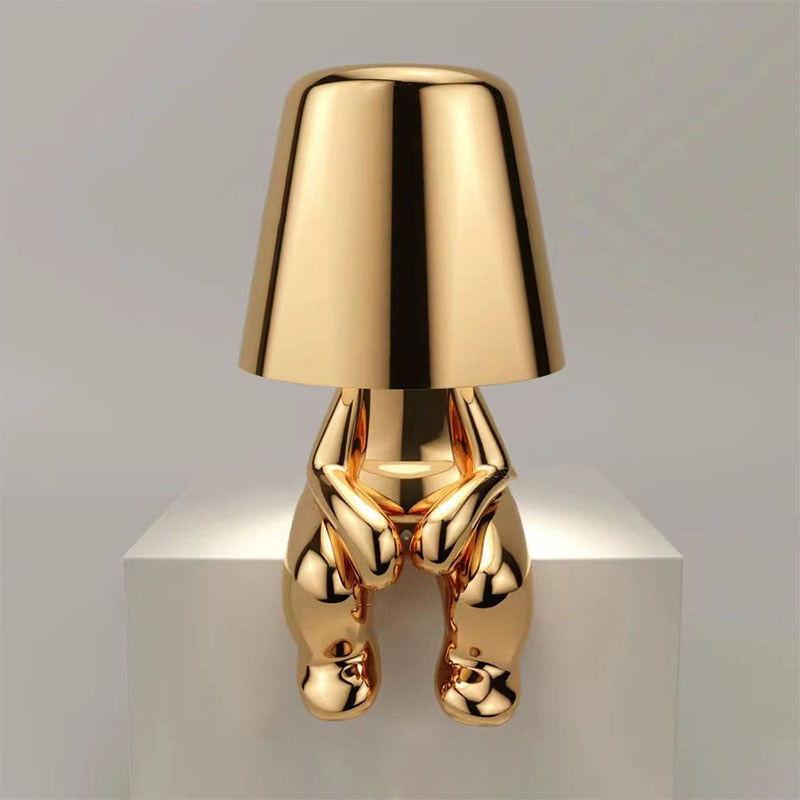 "Moderne trådløs bordlampe i minimalistisk stil med justerbart, varmt lys og energibesparende funksjon."