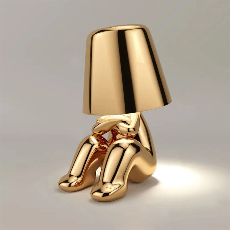 "Moderne trådløs bordlampe i minimalistisk stil med justerbart, varmt lys og energibesparende funksjon."