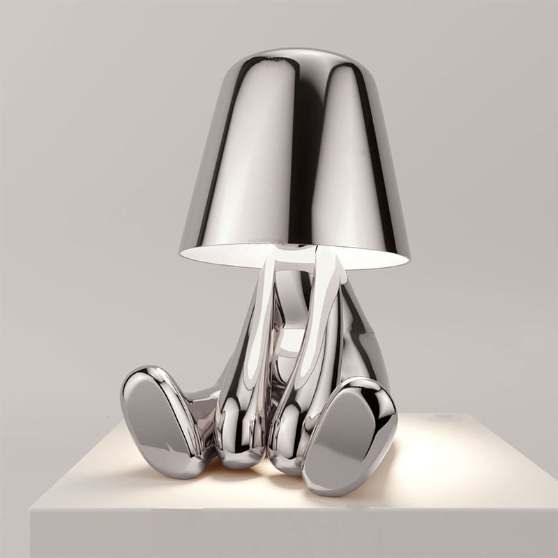 "Moderne trådløs bordlampe i minimalistisk stil med justerbart, varmt lys og energibesparende funksjon."