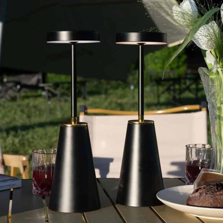 "Moderne trådløs LED bordlampe med justerbar lysstyrke, konisk rustfri aluminium, matt finish, stilfullt design."