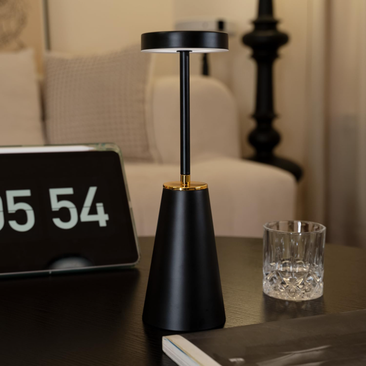 "Moderne trådløs LED bordlampe med justerbar lysstyrke, konisk rustfri aluminium, matt finish, stilfullt design."