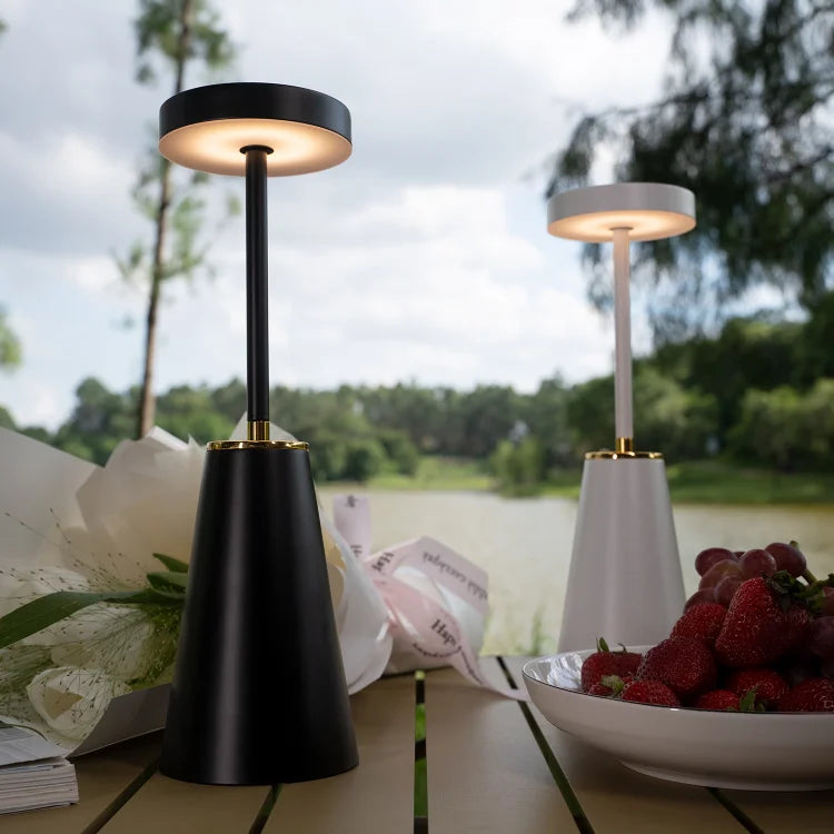 "Moderne trådløs LED bordlampe med justerbar lysstyrke, konisk rustfri aluminium, matt finish, stilfullt design."