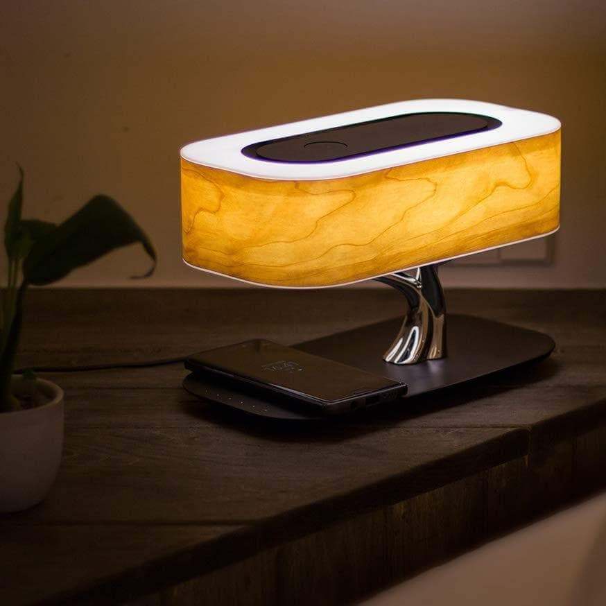 Stilig LED-bordlampe i tre med integrert trådløs lader og Bluetooth-høyttalerfunksjon.