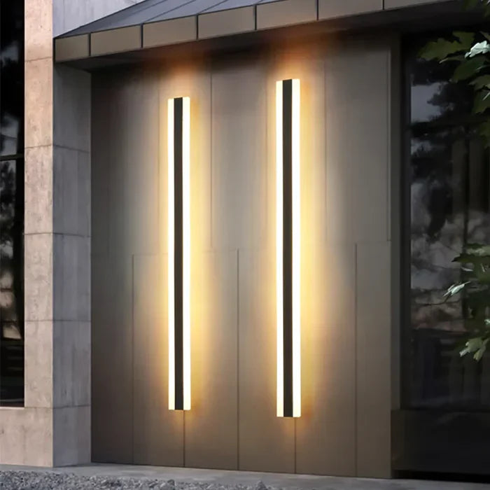 Værbestandig LED utendørs vegglampe. Vanntett design for energieffektiv og holdbar utebelysning ved inngangen.