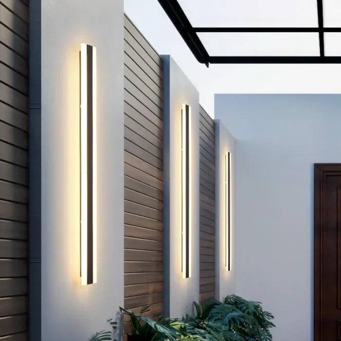 Elegant utendørs vegglampe, perfekt som terrasselampe eller hagebelysning. Skaper stemningsfull utebelysning.