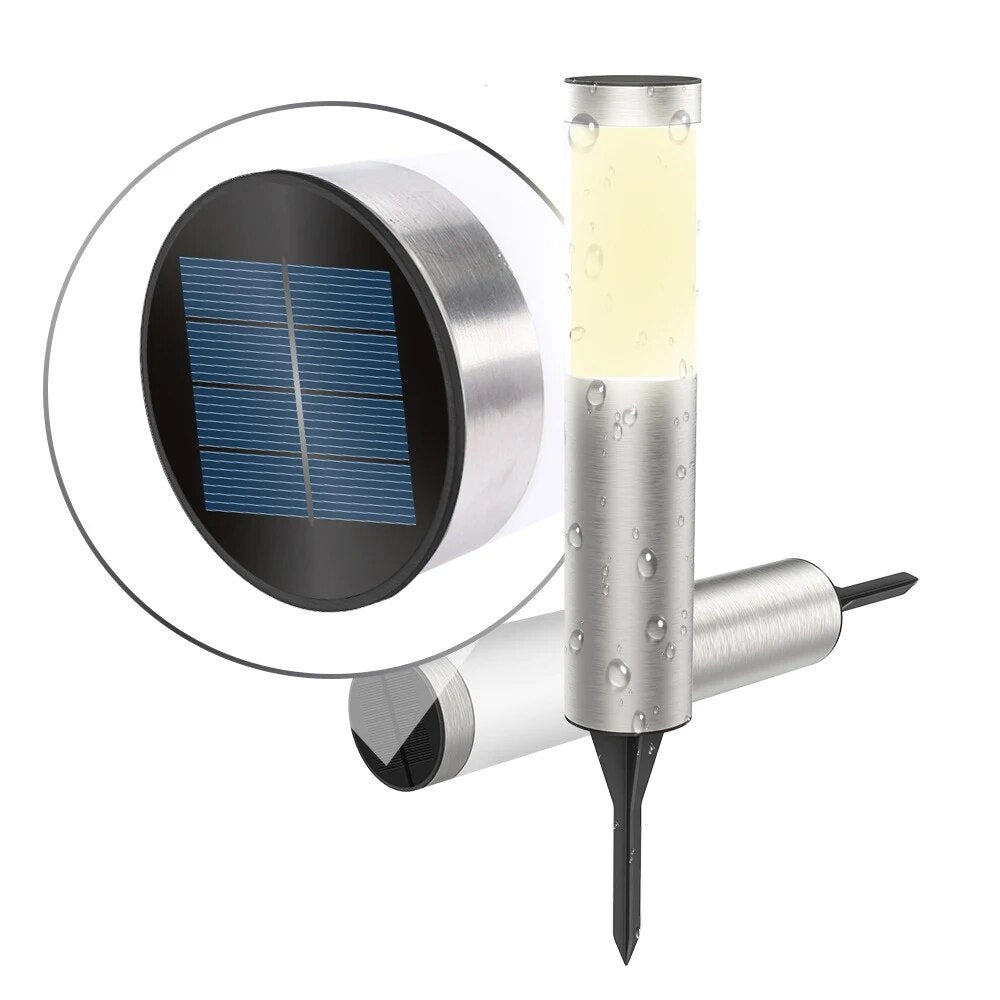 "Moderne vanntett solcelledrevet hagelampe med LED-lys, rustfritt stål, står i grønn hage for stemningsfull belysning."