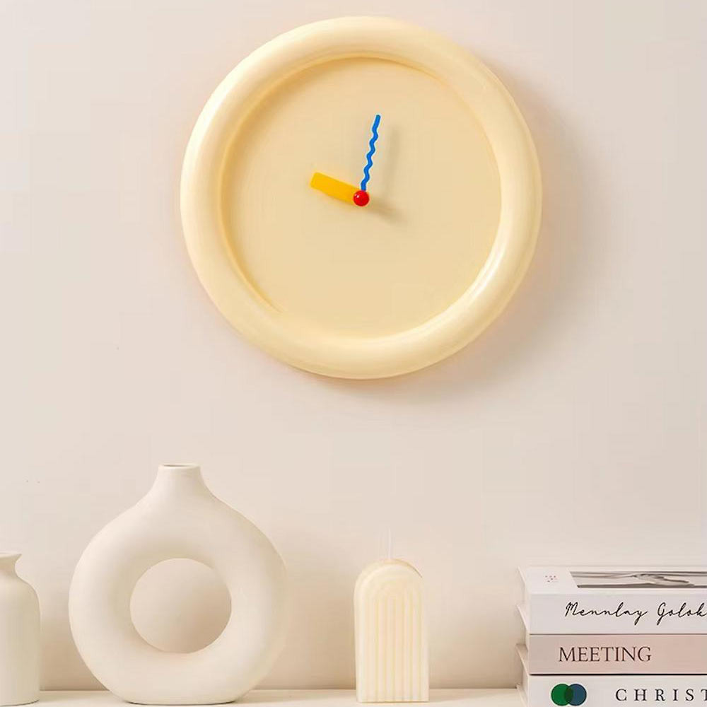 Fargerik 30 cm veggklokke. Moderne stueklokke som løfter interiørdesignet i hjemmet.