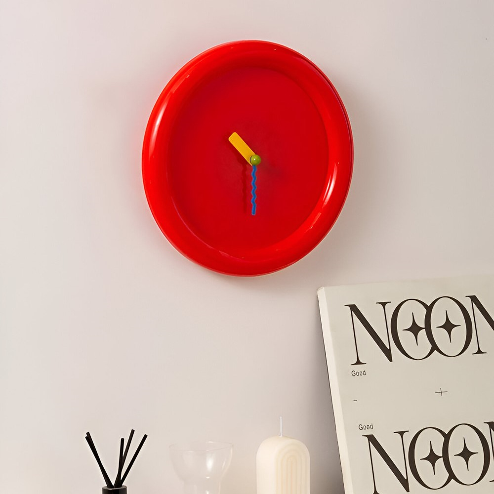 Rund fargerik veggklokke, 30 cm diameter. Funksjonell og moderne interiørklokke.