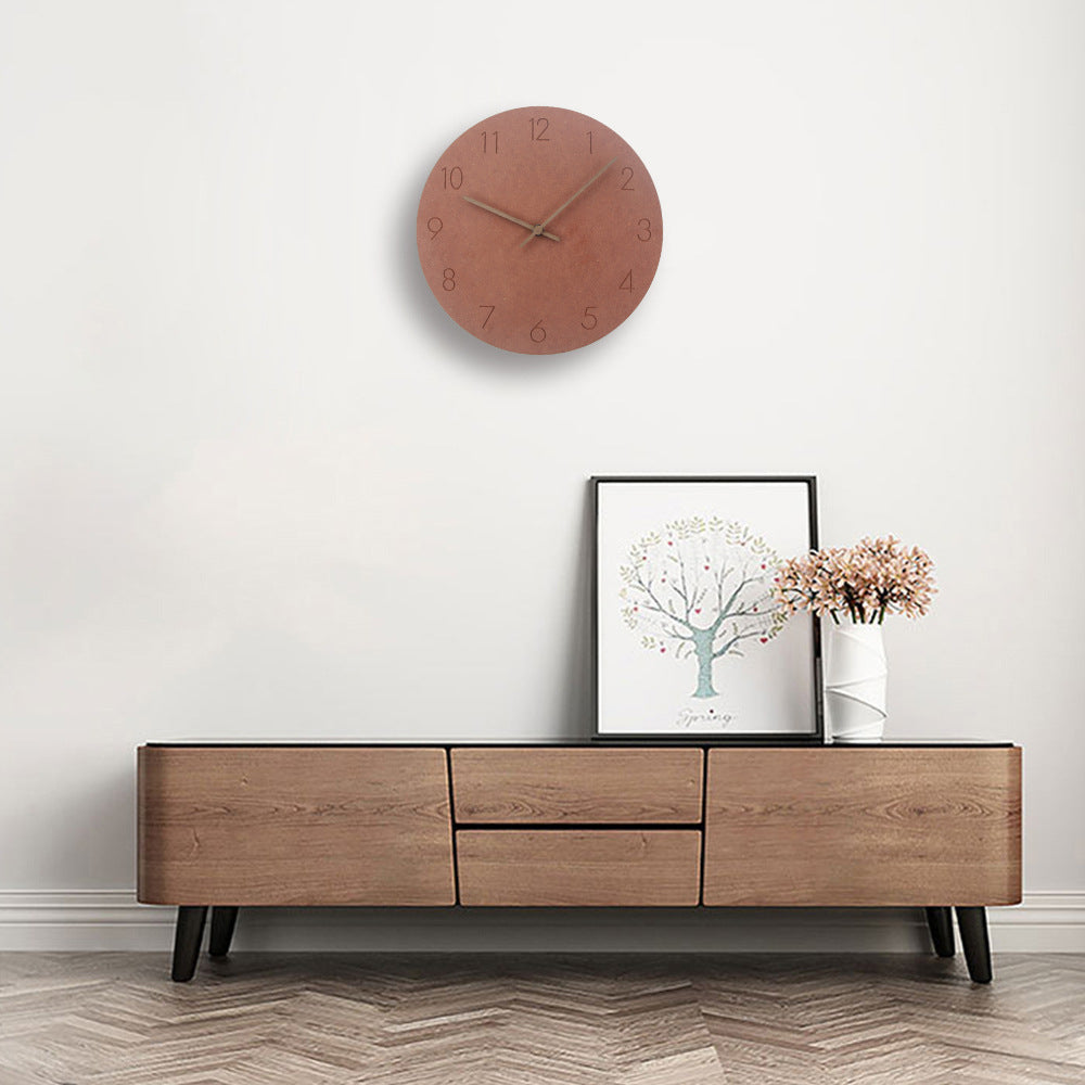 Chic nordisk veggklokke med et rent, moderne design. Forbedrer interiøret i ethvert moderne hjem.