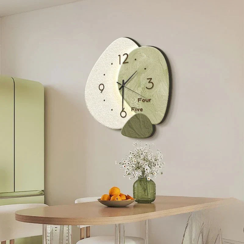 Kunstnerisk designklokke i svart, uregelmessig formet, som et stilig interiørdekor i en moderne stue.