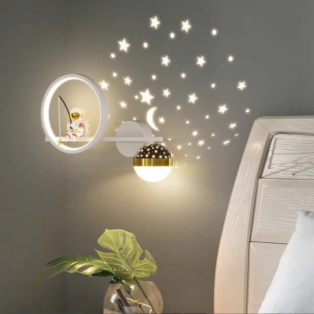 Moderne vegglampe for barnerom. Mykt, lekfullt barnelys perfekt for kveldsrutiner og koselig stemning.
