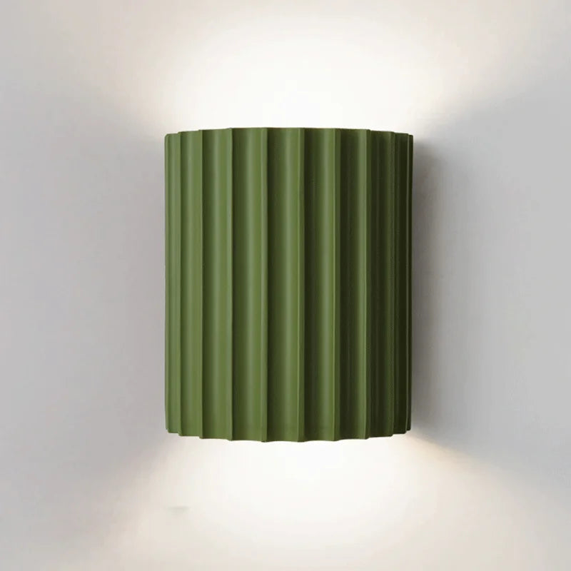 Dekorativ vegglampe med moderne utseende, ideell for elegant belysning i hjemmet.