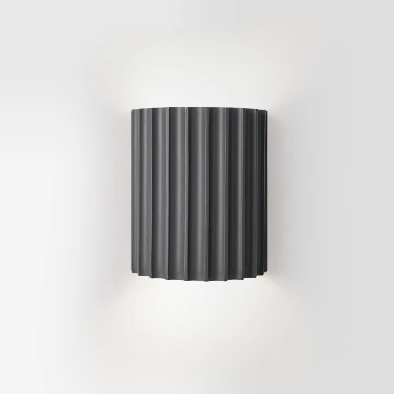Fargerik vegglampe med unikt design, en moderne interiørdetalj som gir god stemning.