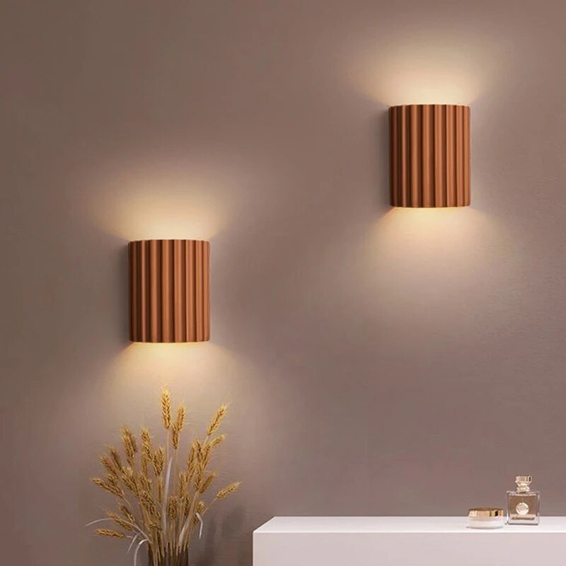 Elegant design vegglampe for soverom og stue, gir moderne belysning og stil.