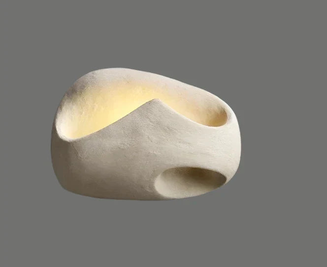 "Moderne vegglampe i art deco stil med LED-lys, industriell sjarm og harpiksfinish, gir varm atmosfære til rommet."
