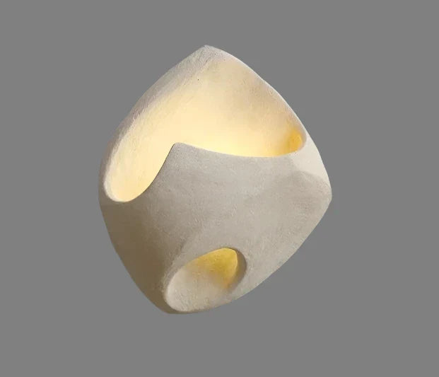 "Moderne vegglampe i art deco stil med LED-lys, industriell sjarm og harpiksfinish, gir varm atmosfære til rommet."