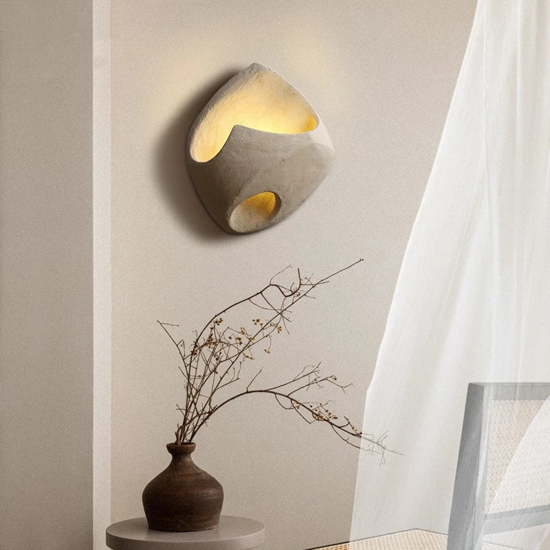 "Moderne vegglampe i art deco stil med LED-lys, industriell sjarm og harpiksfinish, gir varm atmosfære til rommet."