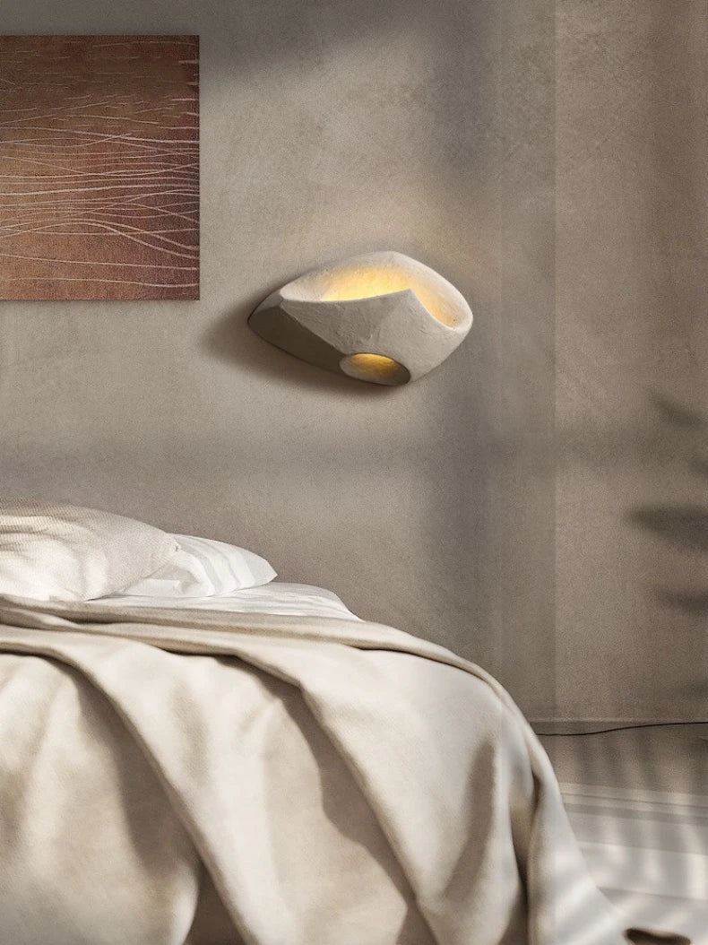 "Moderne vegglampe i art deco stil med LED-lys, industriell sjarm og harpiksfinish, gir varm atmosfære til rommet."