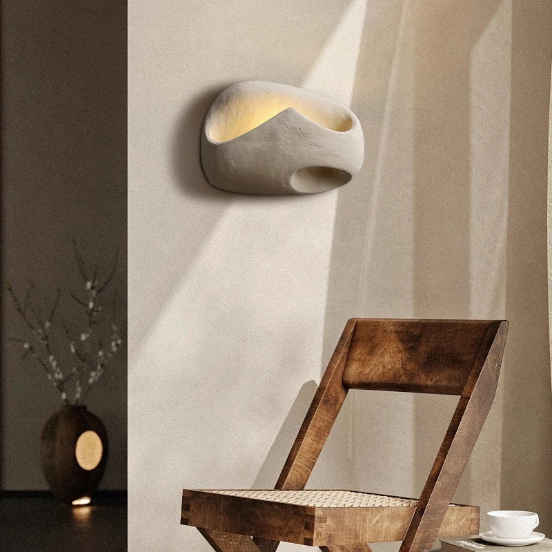 "Moderne vegglampe i art deco stil med LED-lys, industriell sjarm og harpiksfinish, gir varm atmosfære til rommet."
