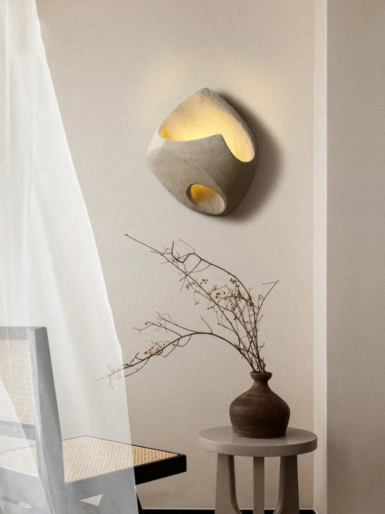 "Moderne vegglampe i art deco stil med LED-lys, industriell sjarm og harpiksfinish, gir varm atmosfære til rommet."