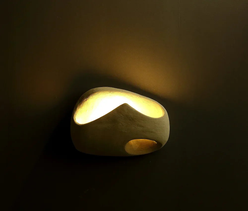 "Moderne vegglampe i art deco stil med LED-lys, industriell sjarm og harpiksfinish, gir varm atmosfære til rommet."