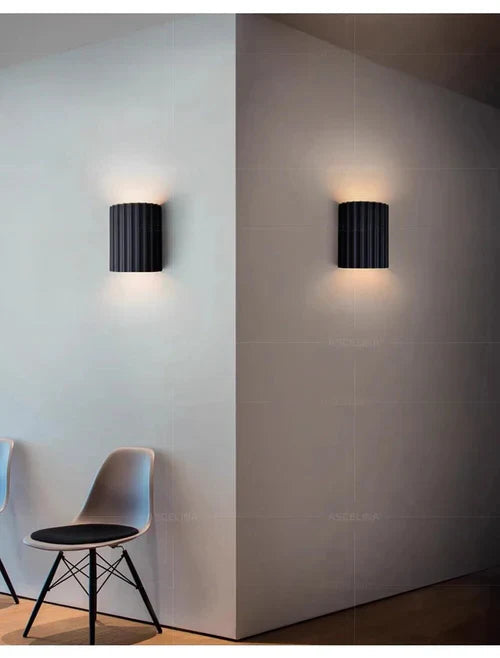 Detaljebilde av moderne vegglampe med unik finish. Skaper spennende dekorasjon.